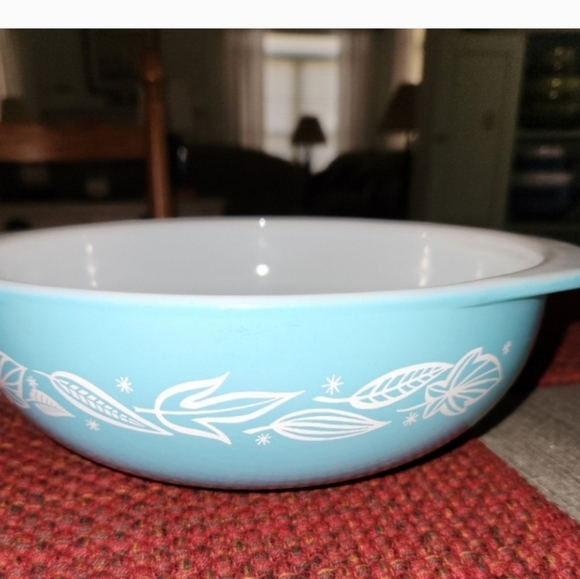Pyrex Blowing Leaves casserole - Picture 1 of 6